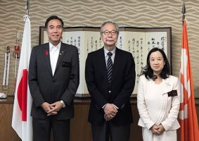 10月17日、中原JEI会長は、長野県を表敬訪問しました。阿部守一知事、中島恵理副知事と懇談し、長野県のエシカル条例づくりに協力するとともに、JEIへの正会員の加入をお願いしました。長野県は環境先進県だけでなく、エシカル消費に関しても徳島県、鳥取県といったエシカル先進県も参考になる取り組みを、阿部知事を先頭に展開していることが分かりました。また来年のG20環境相会合の開催県でもあり、長野県の取り組みを大いに期待したいところです。 （写真は阿部知事、中原JEI会長、中島副知事とのスナップ）